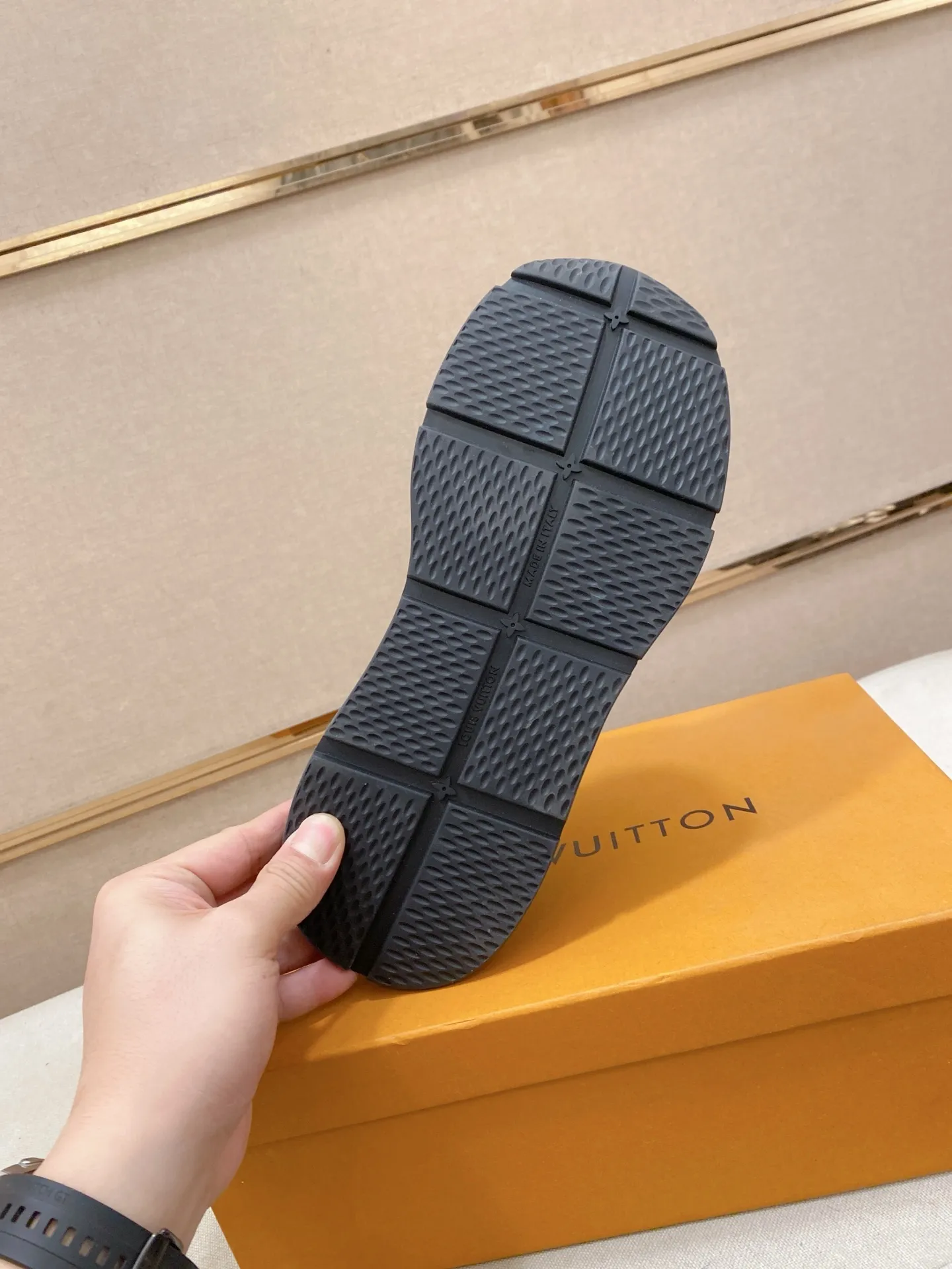 Factory price: 442💰🎉🎉LV~Louis Vuitton trendy men's shoes, new shipments, latest matching, same style as the official website, super high quality, best-selling season [strong][strong][strong] Selected first-layer cowhide, comfortable and breathable mesh lining, original last, comfortable on the feet, wear-resistant rubber outsole, size: 38-44.